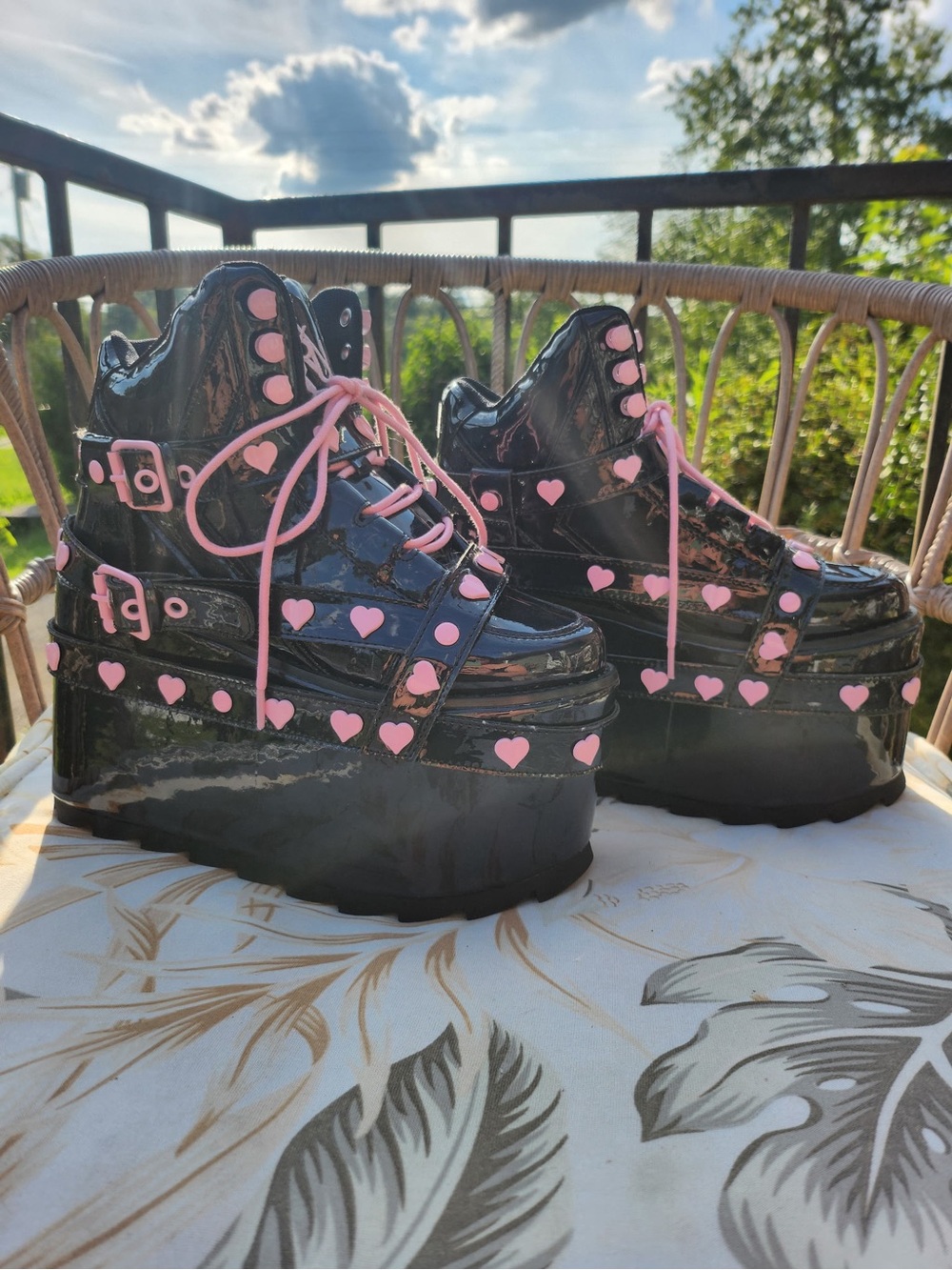Y.R.U black holographic qozmo bondage heart platform size 6 💕☠️